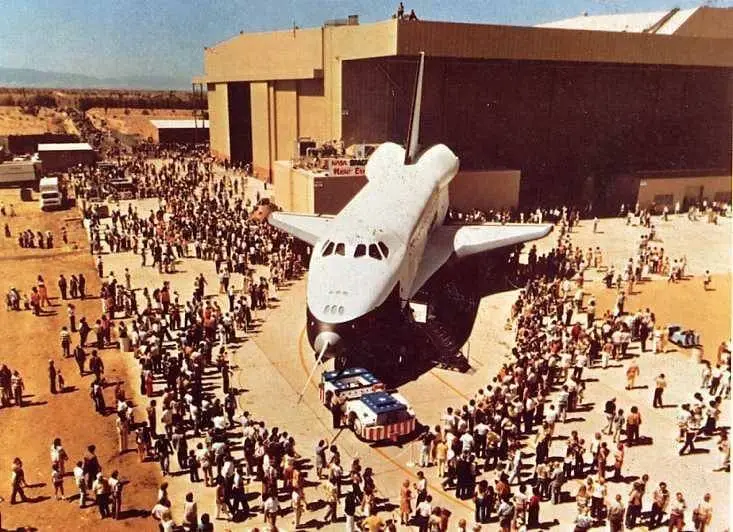 enterprise rollout 14 public sep 18 1976 w apollo 14 cm just behind stdb wing
